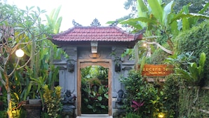 Una puerta de madera tradicional con un letrero que dice "WELCOME TO Prangga Villa".