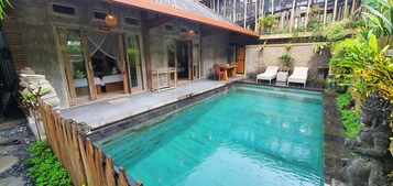 Family Villa | Desk, laptop workspace, free WiFi, bed sheets