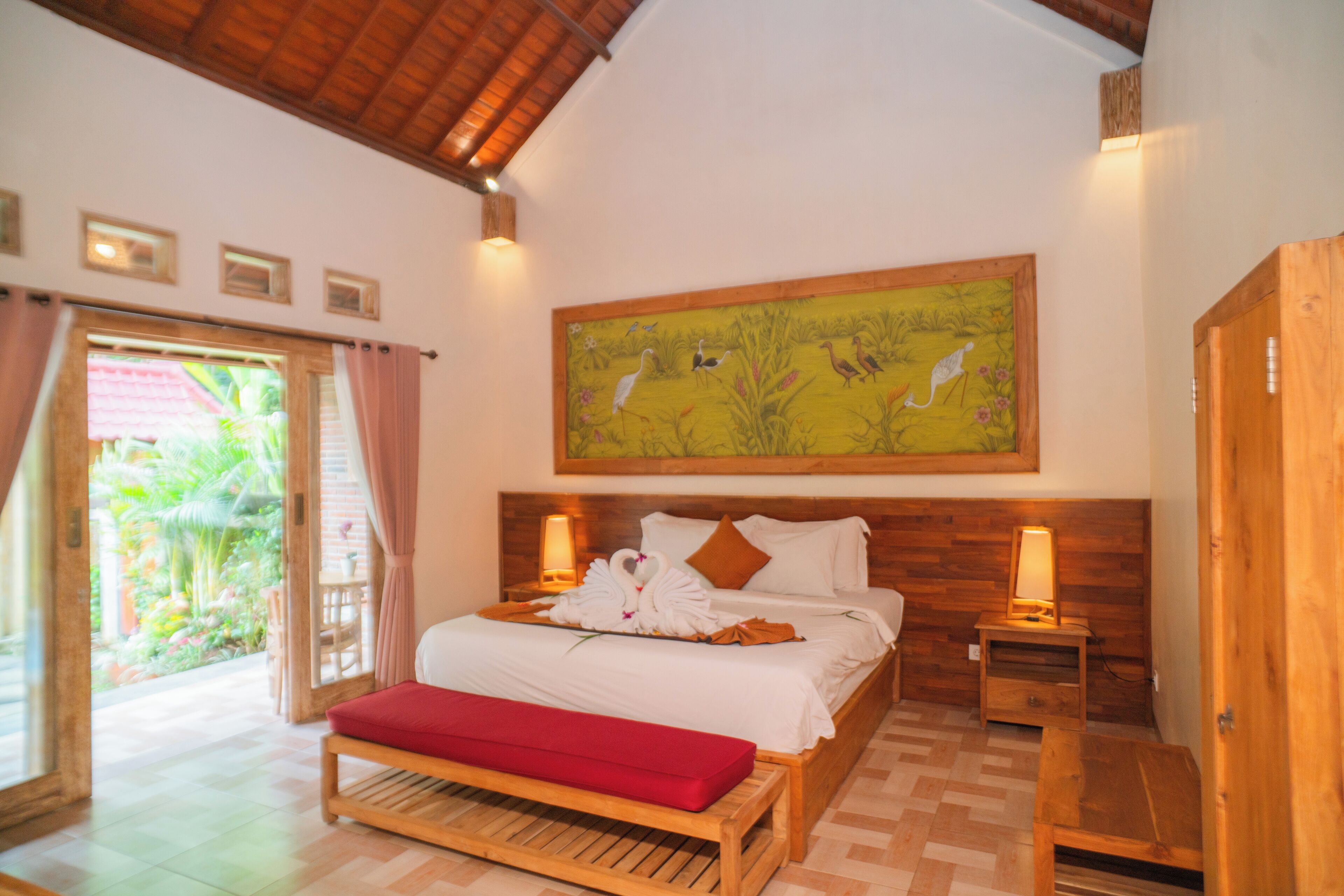 Työpöytä, kannettavalle tietokoneelle sopiva työtila, ilmainen Wi-Fi