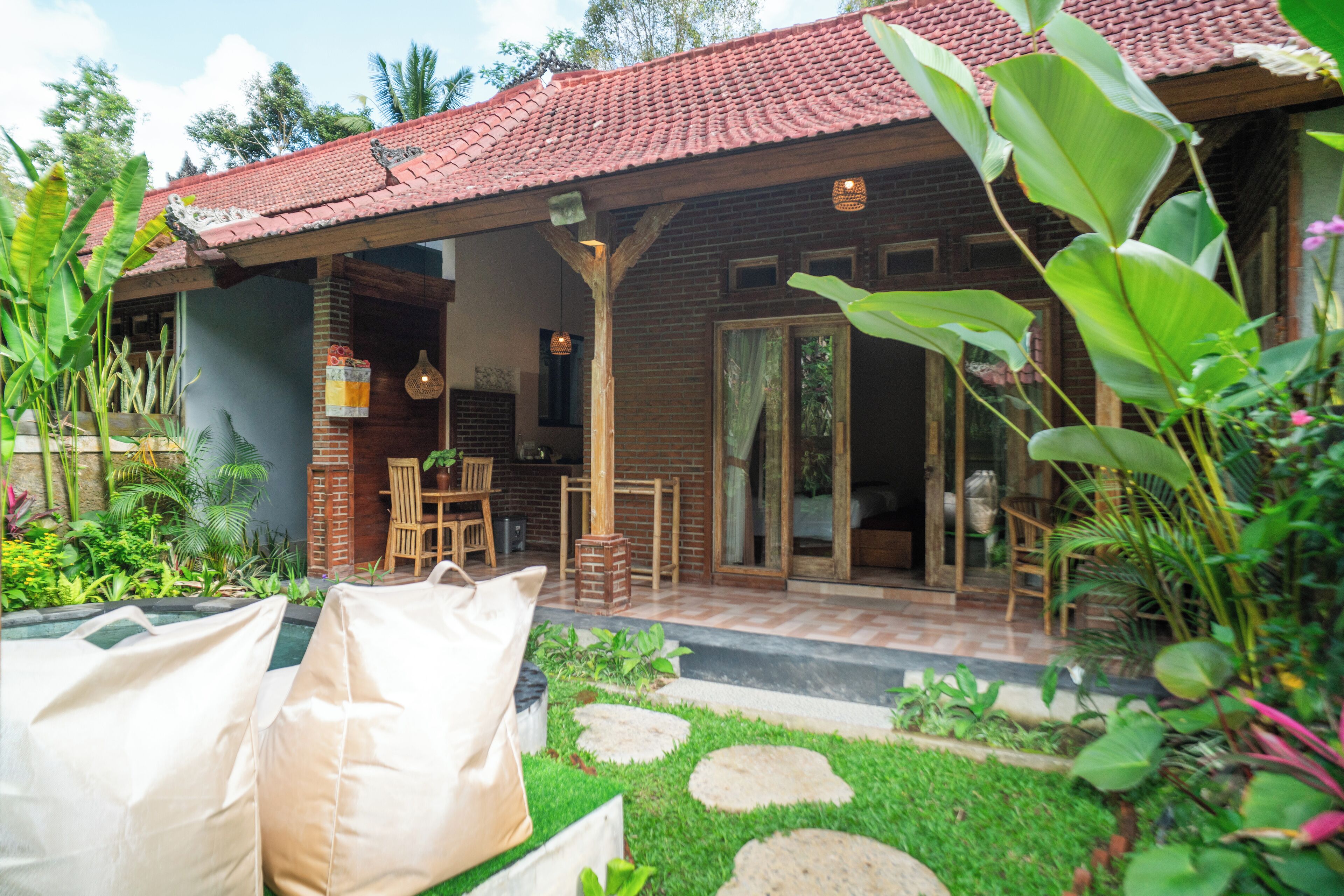 Desk, laptop workspace, free WiFi, bed sheets