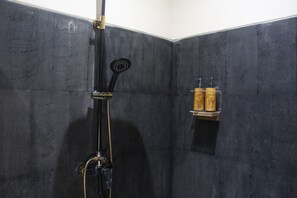 Shower, rainfall showerhead, free toiletries, hair dryer - Prayatna Villas (Sebatu)