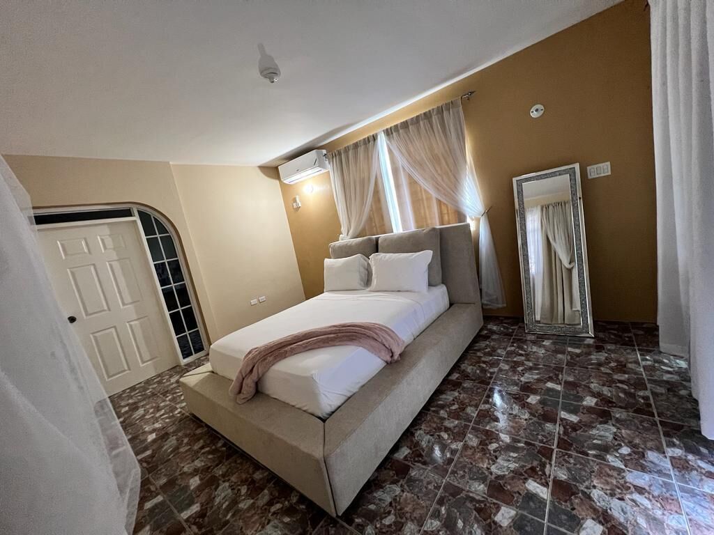 2 bedrooms, desk, WiFi, bed sheets