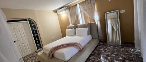 2 bedrooms, desk, WiFi, bed sheets