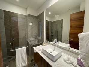 Hårføner, håndklær, såpe og toalettpapir