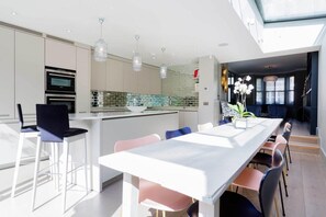 4 bedrooms, Internet - Balham Boutique Apartment London (London)