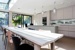 4 bedrooms, Internet - Balham Boutique Apartment London (London)