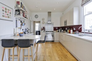 5 bedrooms, Internet - Space to Play Apartment London (London)