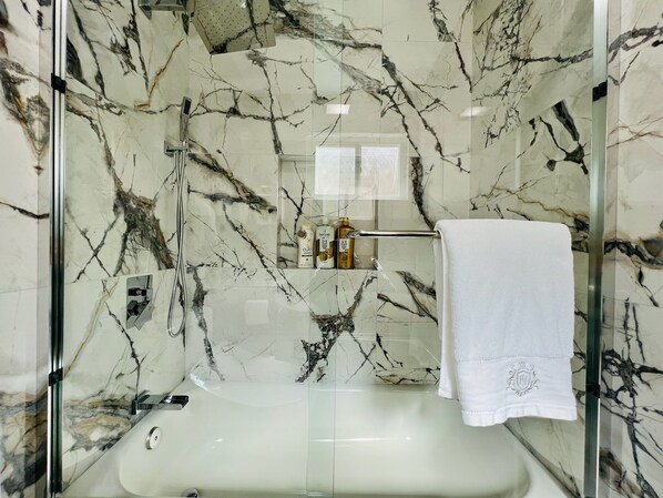 Secadora de cabello, bidet, toallas, jabón 