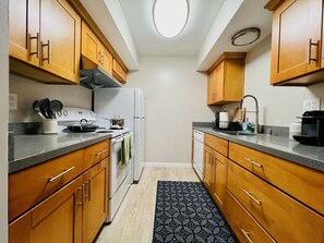 Refrigerador, microondas, horno y parrilla de estufa 