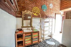 Traditional Room | Bathroom | Shower, rainfall showerhead, towels, soap - Villa Taman Pesona (Canggu)