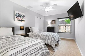 4 habitaciones, escritorio y tabla de planchar con plancha