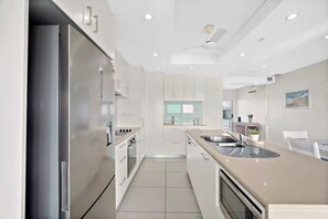 Refrigerador, horno, parrilla de estufa y lavavajillas 