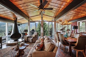 Smart TV, chimenea, videojuegos