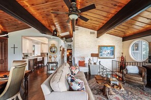 Smart TV, fireplace, video games - Enchanting, Secluded Idyllwild Home w/ Dramatic Views & Hot Tub! Pet Friendly!! (Idyllwild-Pine Cove)