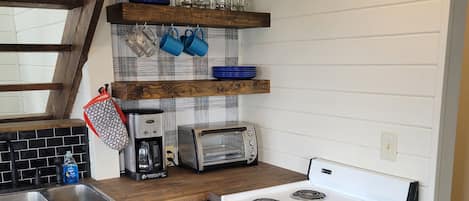Kylskåp, mikrovågsugn, kaffe- och tebryggare och grytor/köksredskap