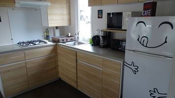 Geladeira, micro-ondas, cooktop, cafeteira/chaleira