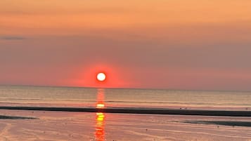 在海滩、沙滩椅、沙滩毛巾