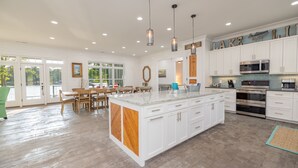 Coffee/tea maker, fridge, microwave, oven - Luxe, lake-front open living for the whole family (Littleton)