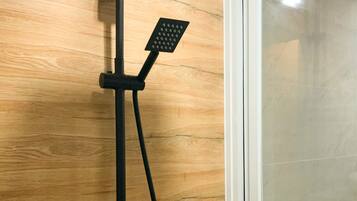 Een douche, een bidet, toiletpapier