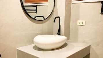 Regadera, bidet, papel de baño