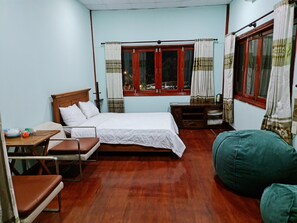 Minibar, escritorio, wifi gratis y ropa de cama 