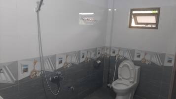 Phòng 3 Deluxe | Phòng tắm | Đồ dùng nhà tắm miễn phí, khăn tắm