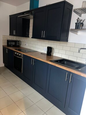 Køleskab, mikrobølgeovn, brødrister, miljøvenlige rengøringsprodukter