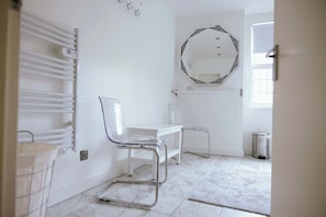 Double Room 5 | Trang trí khác biệt, màn/rèm cản sáng, phòng cách âm