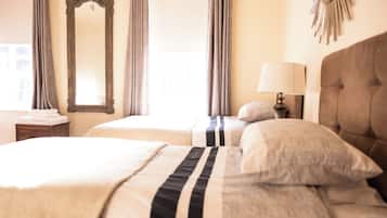 Double Room 4 | 1 bedroom, individually decorated, blackout drapes, soundproofing