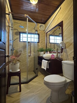 Regadera, regadera con hidromasaje, amenidades de baño gratuitas 