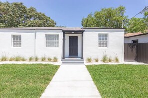 Exterior - Modern two bedroom house with large outdoor space (Miami)