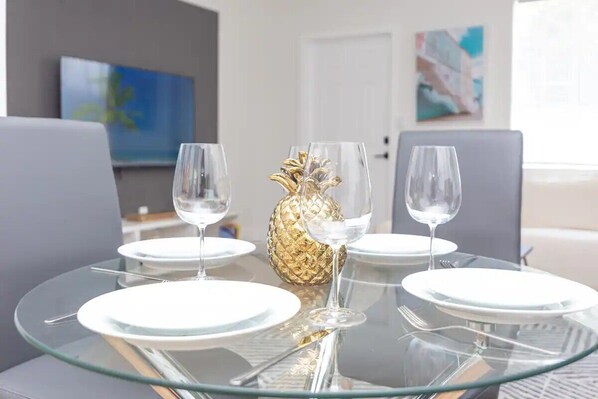 Dining - Modern two bedroom house with large outdoor space (Miami)