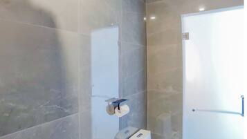 Deluxe Double Room | Bathroom | Shower, bidet