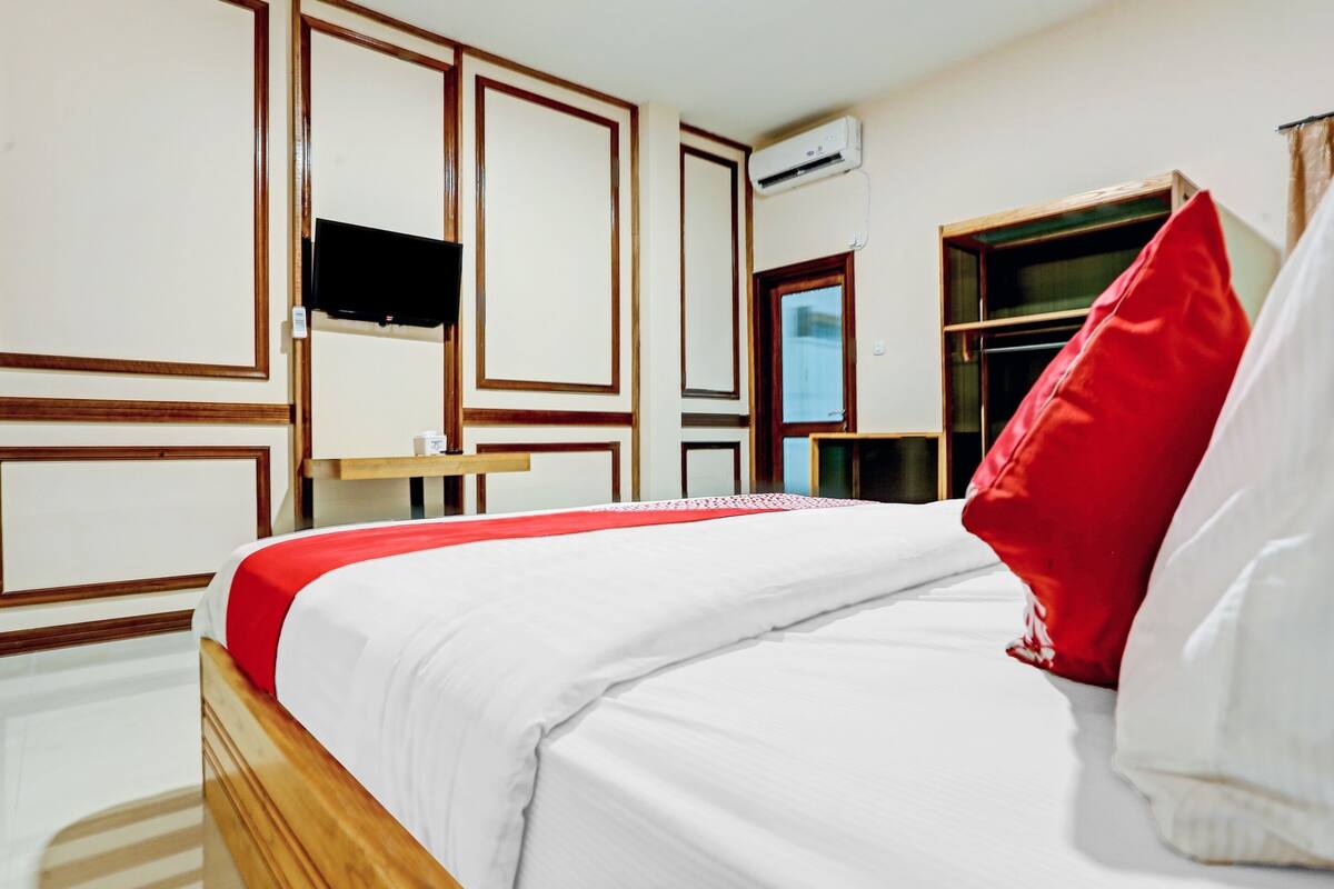 Desk, laptop workspace, free WiFi, bed sheets