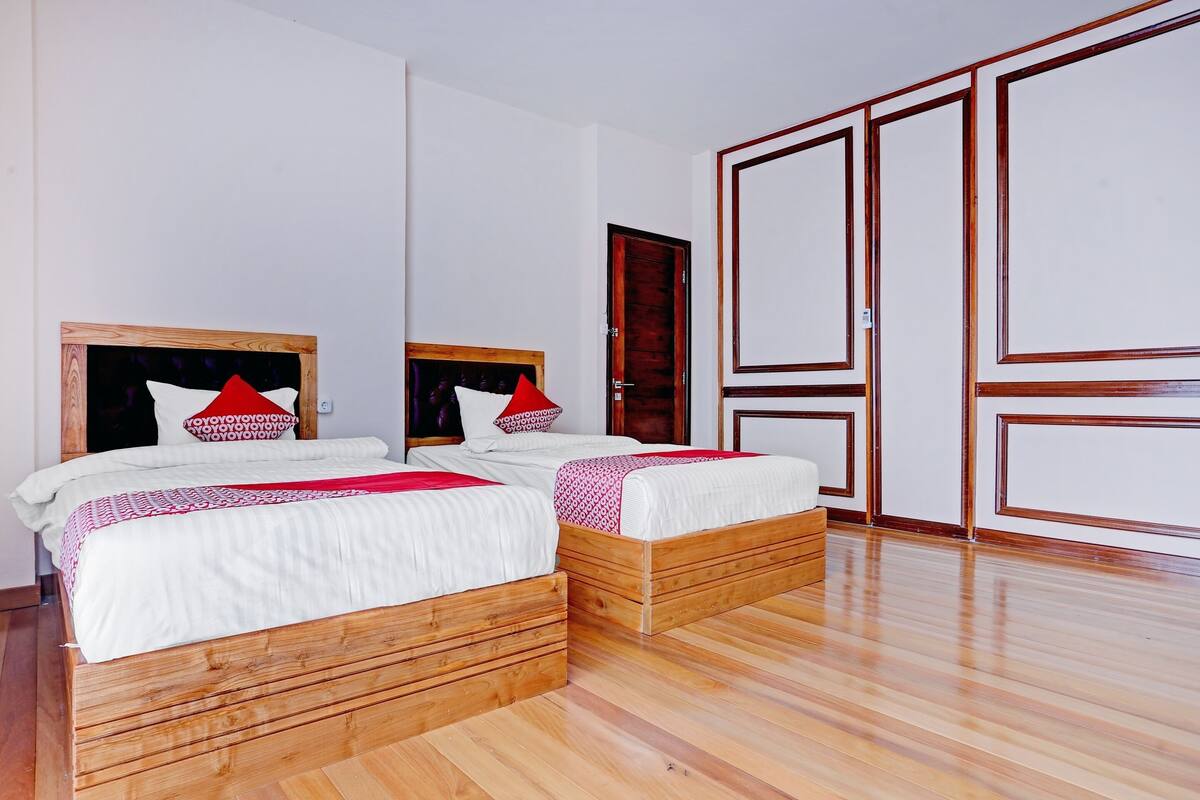 Desk, laptop workspace, free WiFi, bed sheets