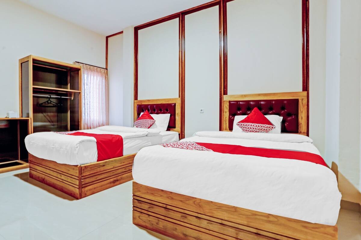 Desk, laptop workspace, free WiFi, bed sheets