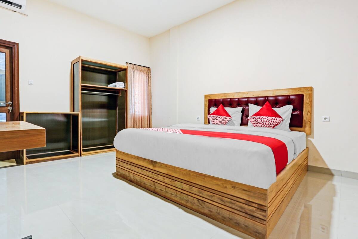 Desk, laptop workspace, free WiFi, bed sheets