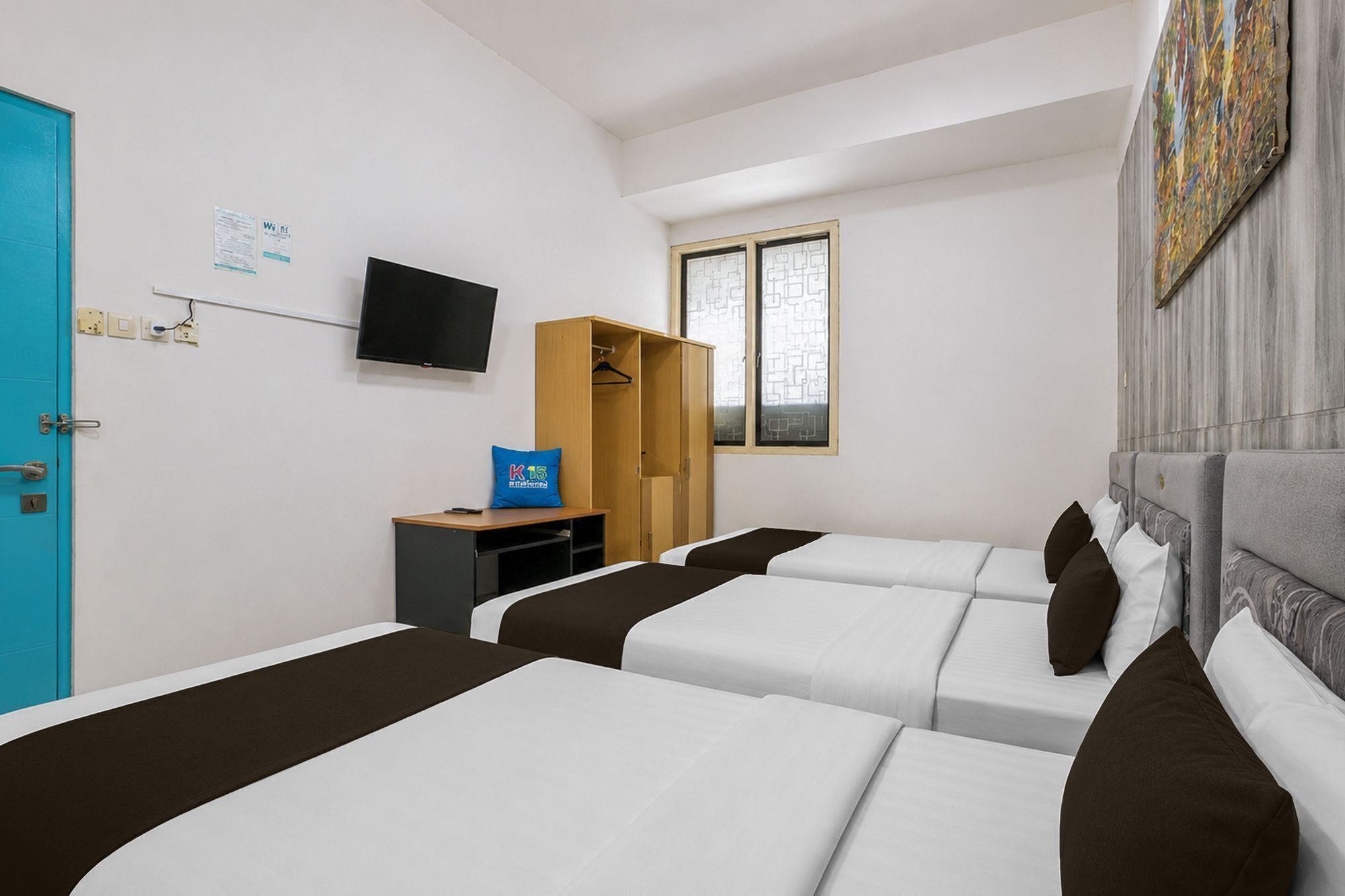 Escritorio, wifi gratis y ropa de cama 