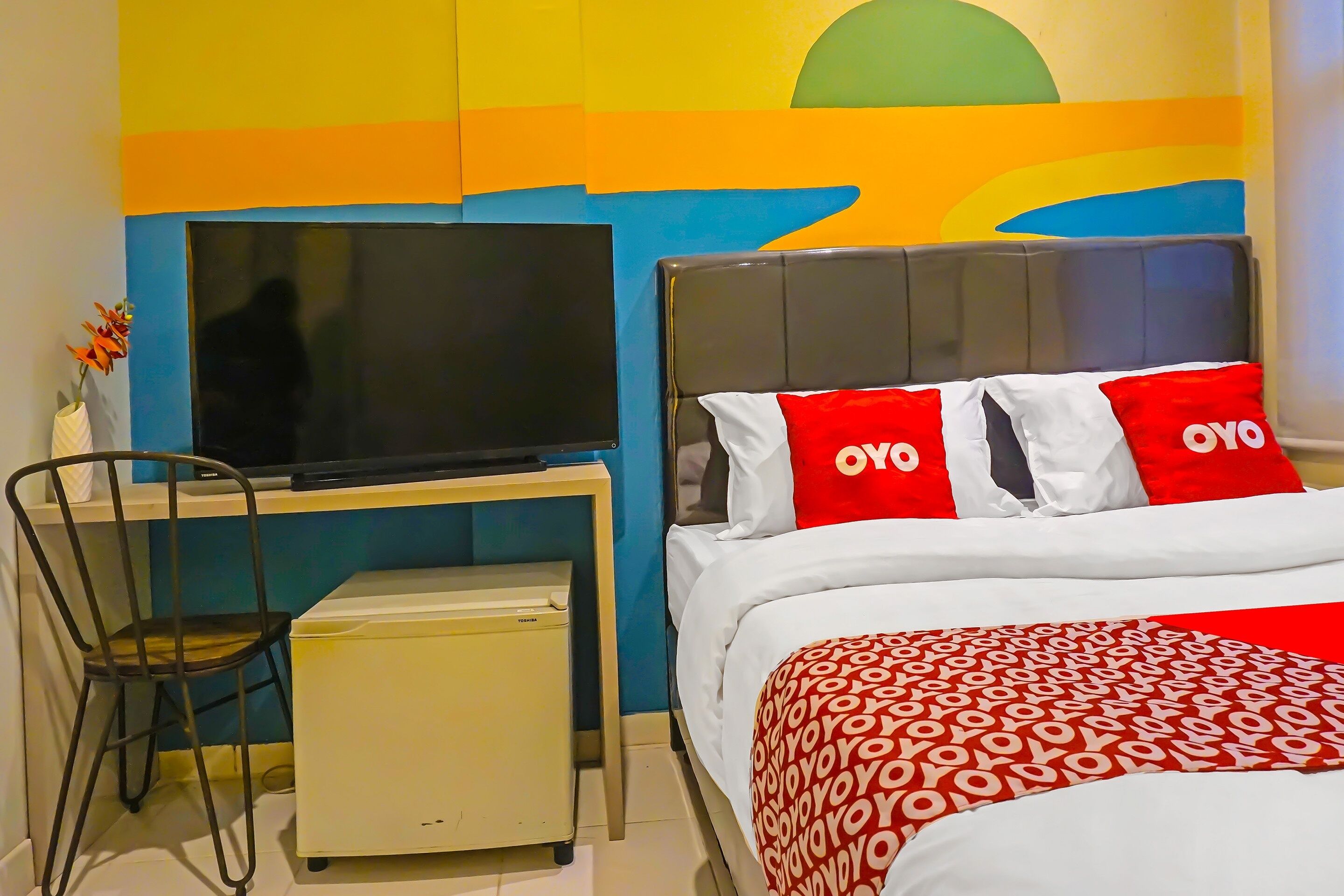 Desk, laptop workspace, free WiFi, bed sheets