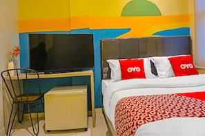 Een bureau, een laptopwerkplek, gratis wifi, beddengoed