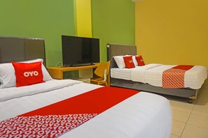 Desk, laptop workspace, free WiFi, bed sheets - Hotel O Orienchi 3 (Tangerang)