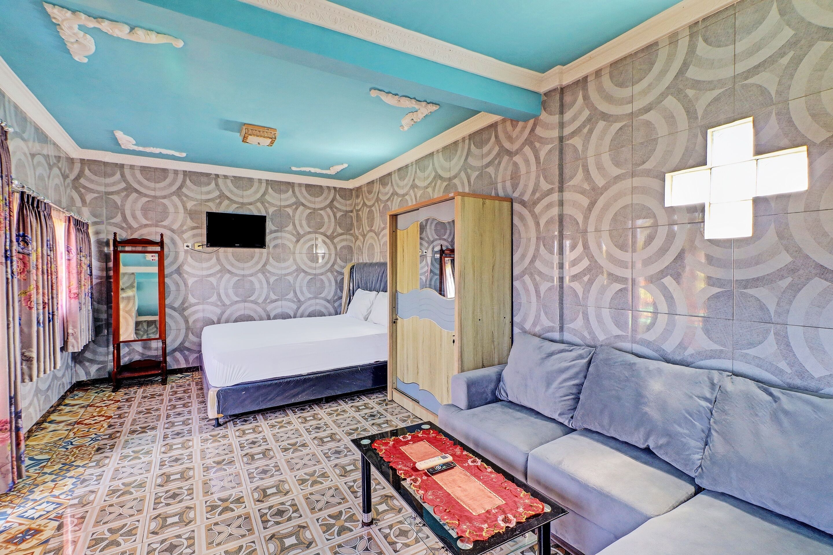 deluxe suite | laptop workspace, free wifi, bed sheets