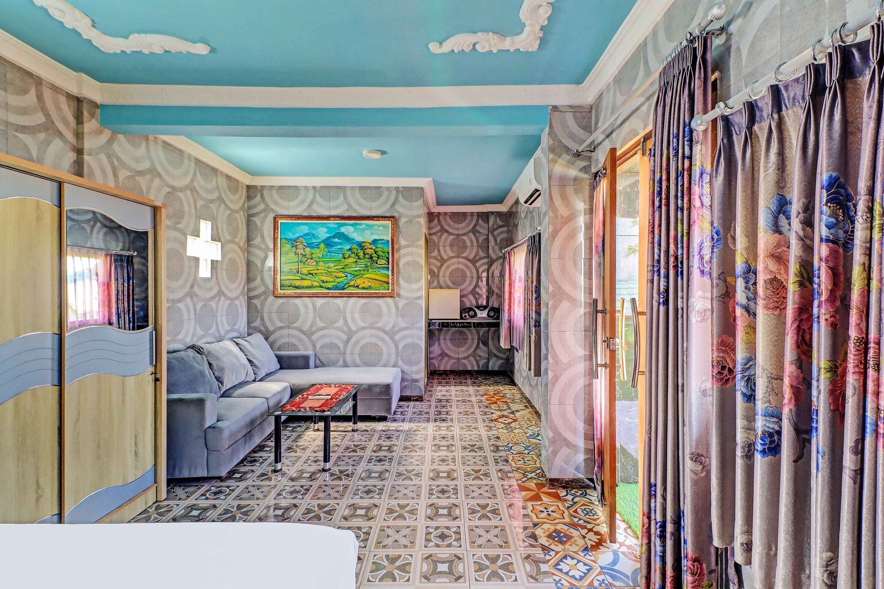 deluxe suite | laptop workspace, free wifi, bed sheets