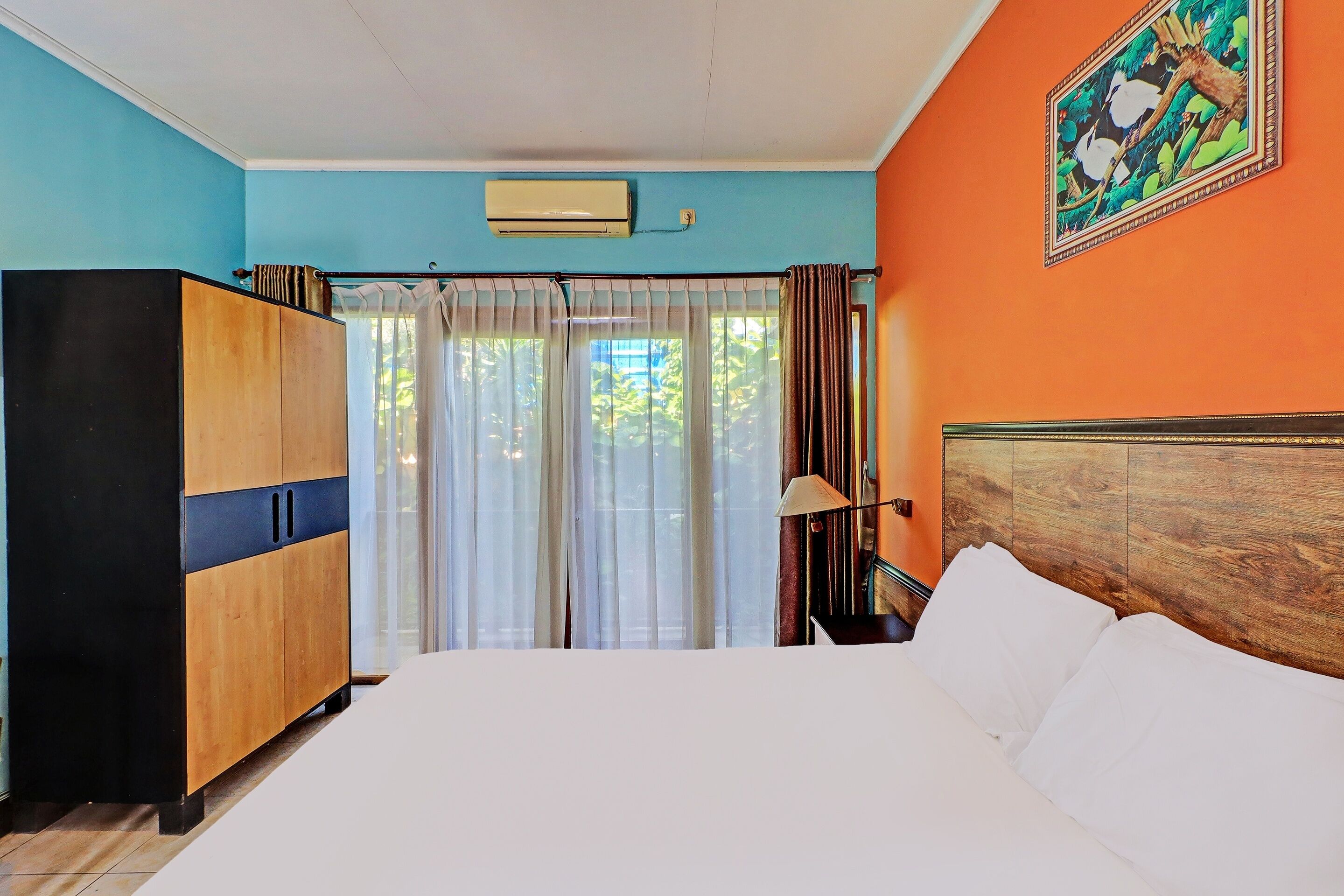 deluxe double room | laptop workspace, free wifi, bed sheets