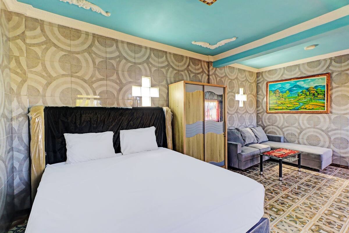 Laptop workspace, free WiFi, bed sheets