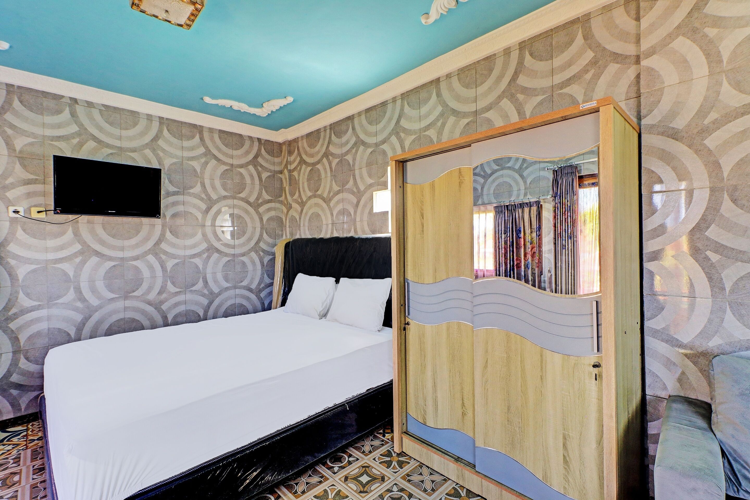 deluxe suite | laptop workspace, free wifi, bed sheets