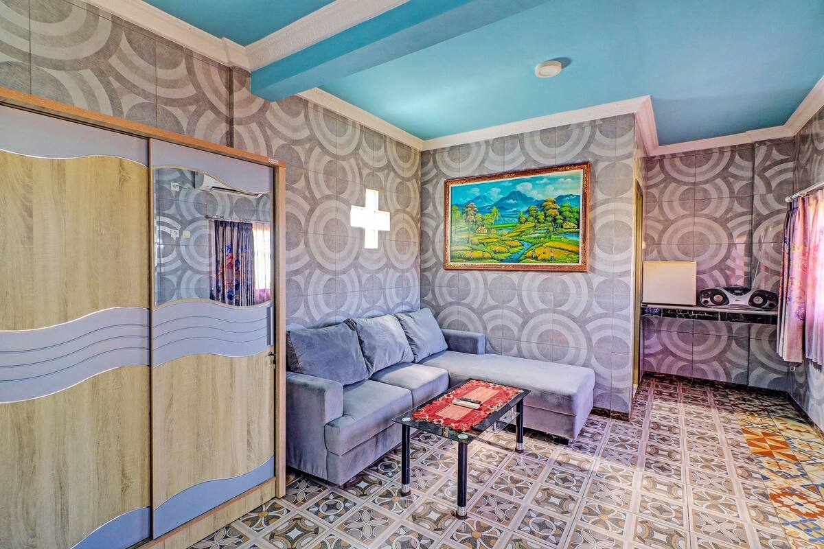 deluxe suite | laptop workspace, free wifi, bed sheets