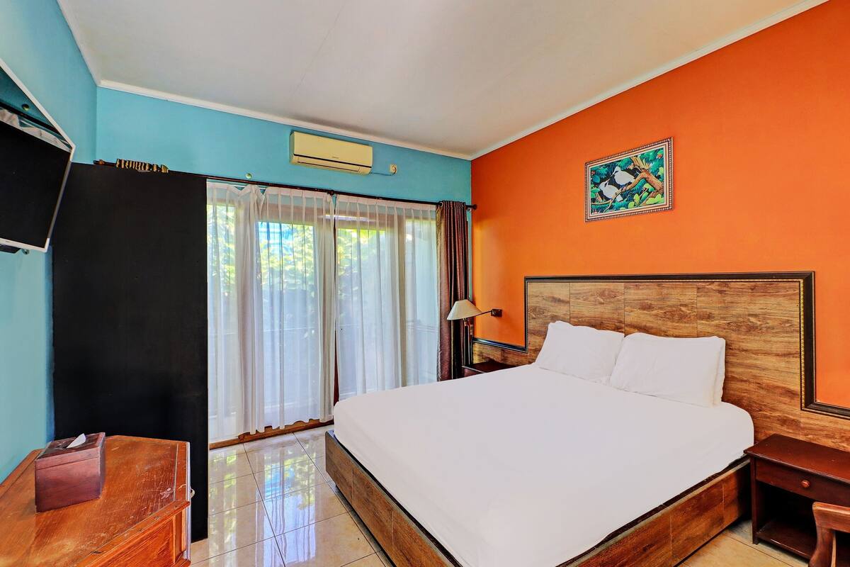Laptop workspace, free WiFi, bed sheets