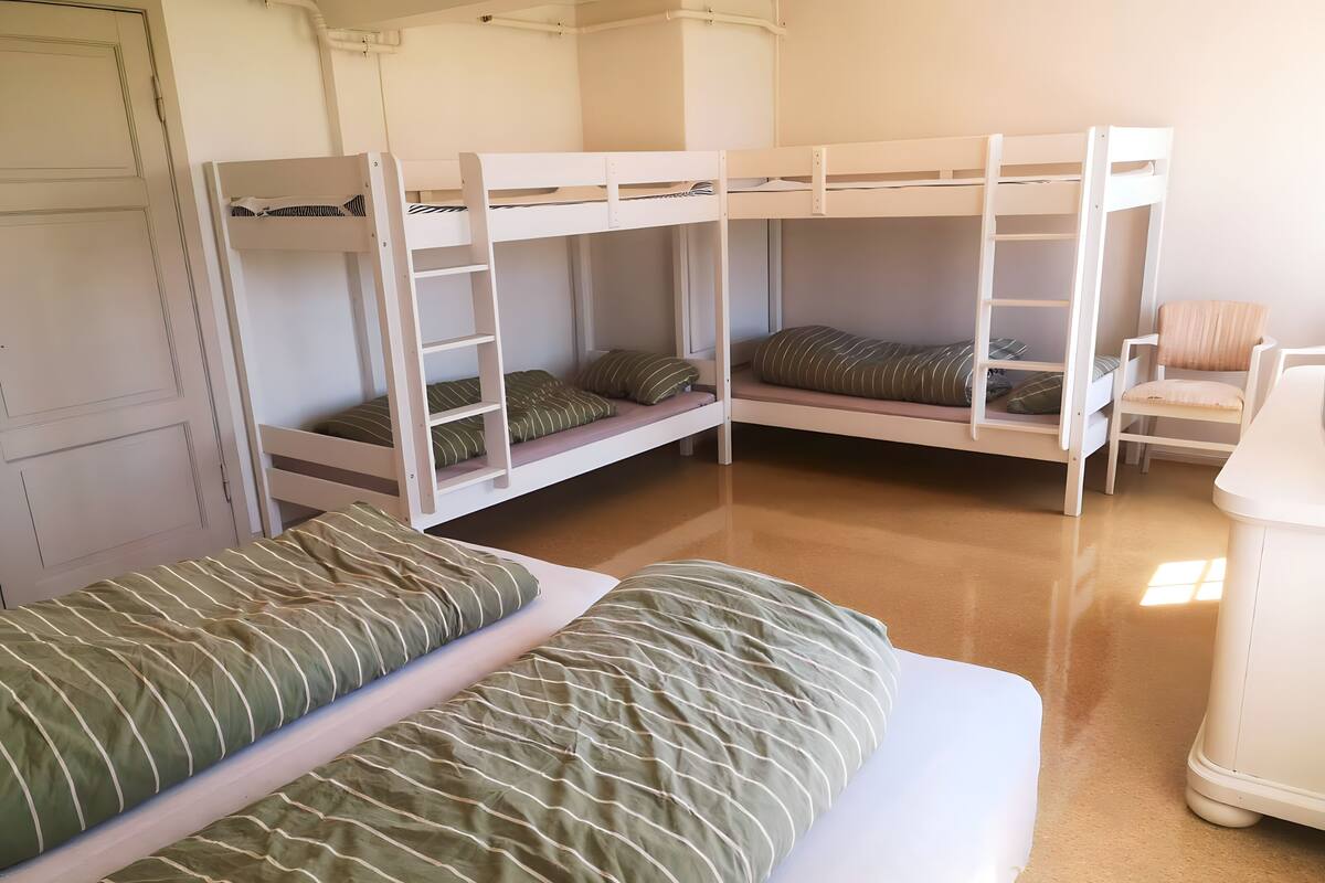 WiFi (free), bed sheets