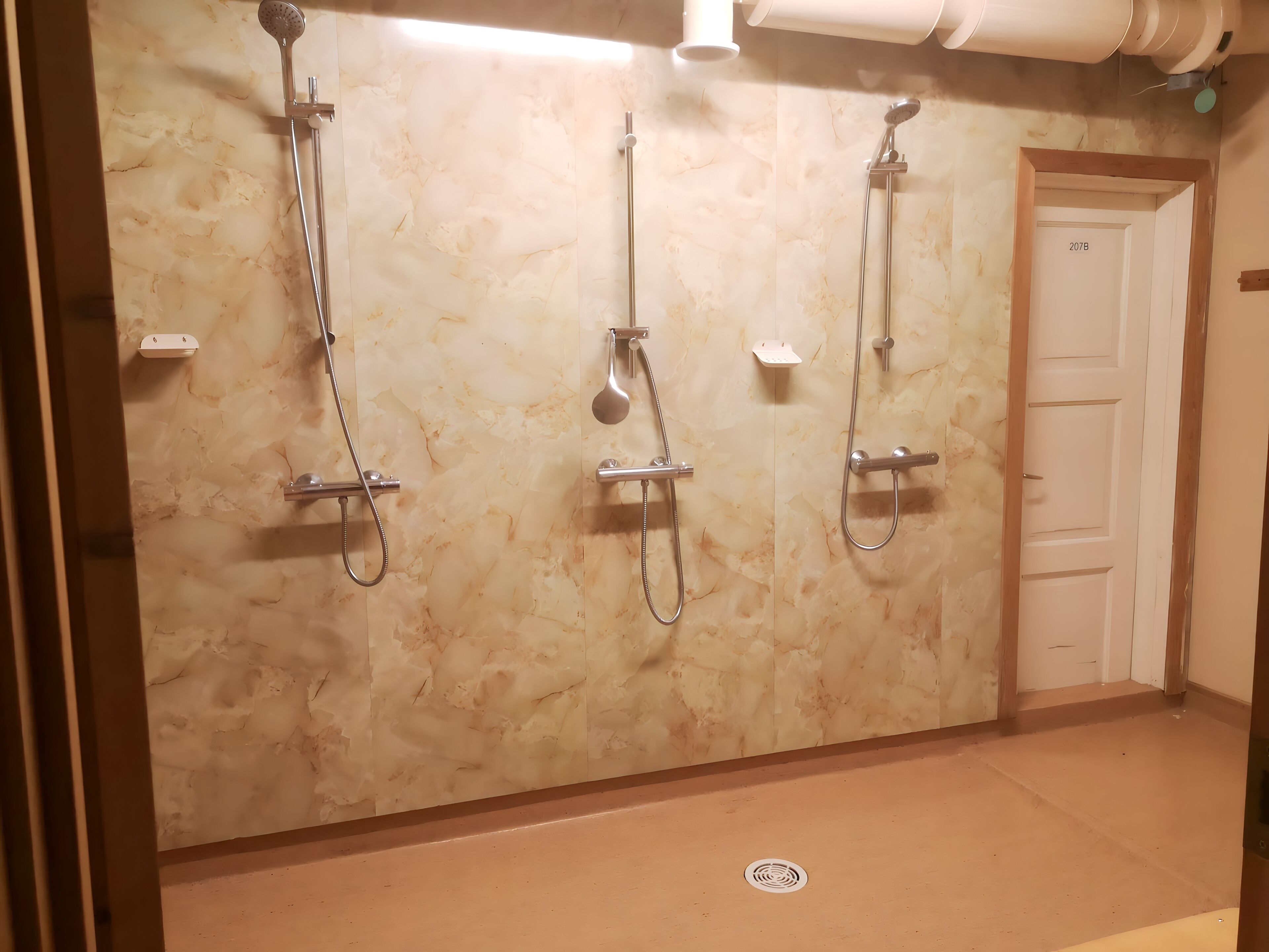 Family Room | Bathroom | Rainfall showerhead, towels, toilet paper